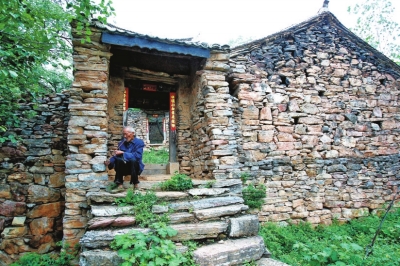 石板路,石楼门,石院墙……内乡有个石头村了解下