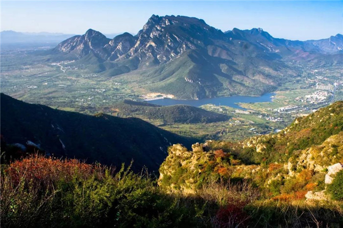 古老的嵩山起始于36亿年前,堪称万山之祖,它拥有"五代同堂"的地质