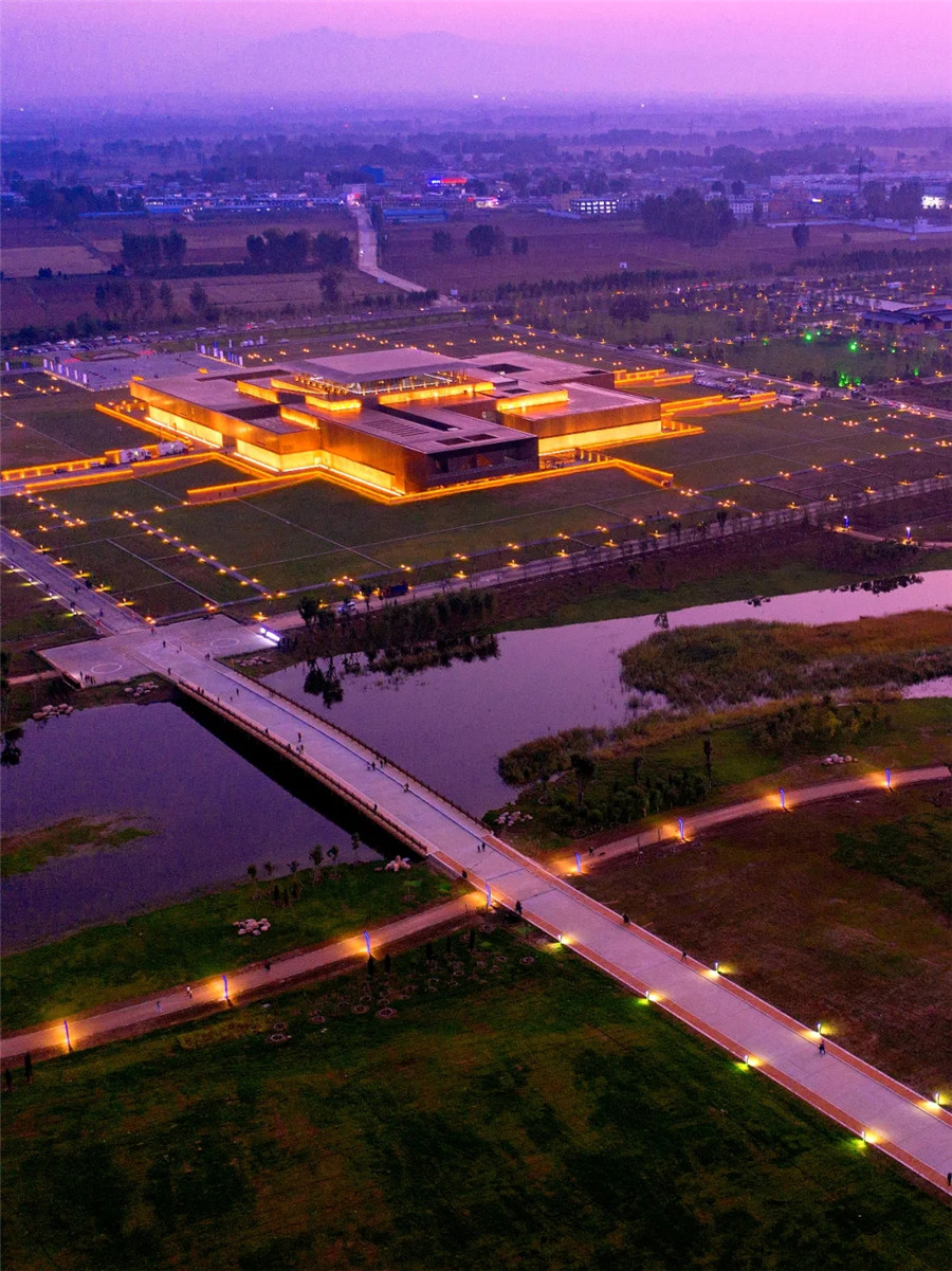 。1959年由史学家徐旭生发现,是中国最早王朝——夏朝中晚期的都城遗存。△二里头夏都遗址博物馆,资料图二里头夏都遗址博物馆依托二里头遗址而