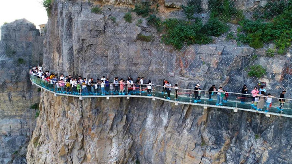 区在大汉雄风景区和夫子山景区新开放了包括玻璃滑道,绝壁玻璃栈道